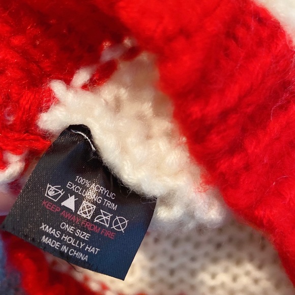 Christmas pompom tuque - Picture 3 of 4